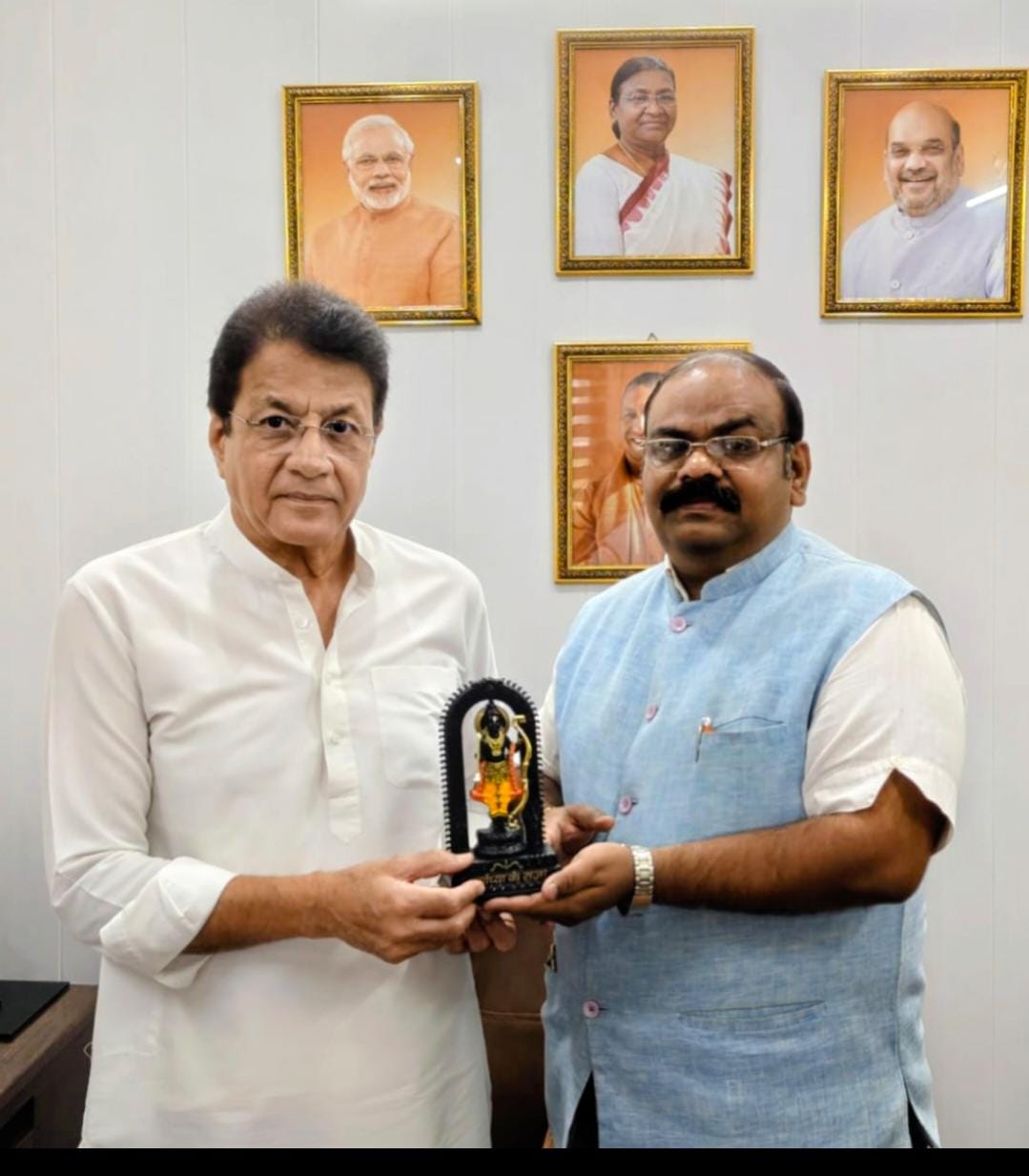 Abhishek Jain presenting a handcrafted Ram Lalla idol to Sri Arun Govil Ji (MP, Meerut Lok Sabha) at his Meerut office